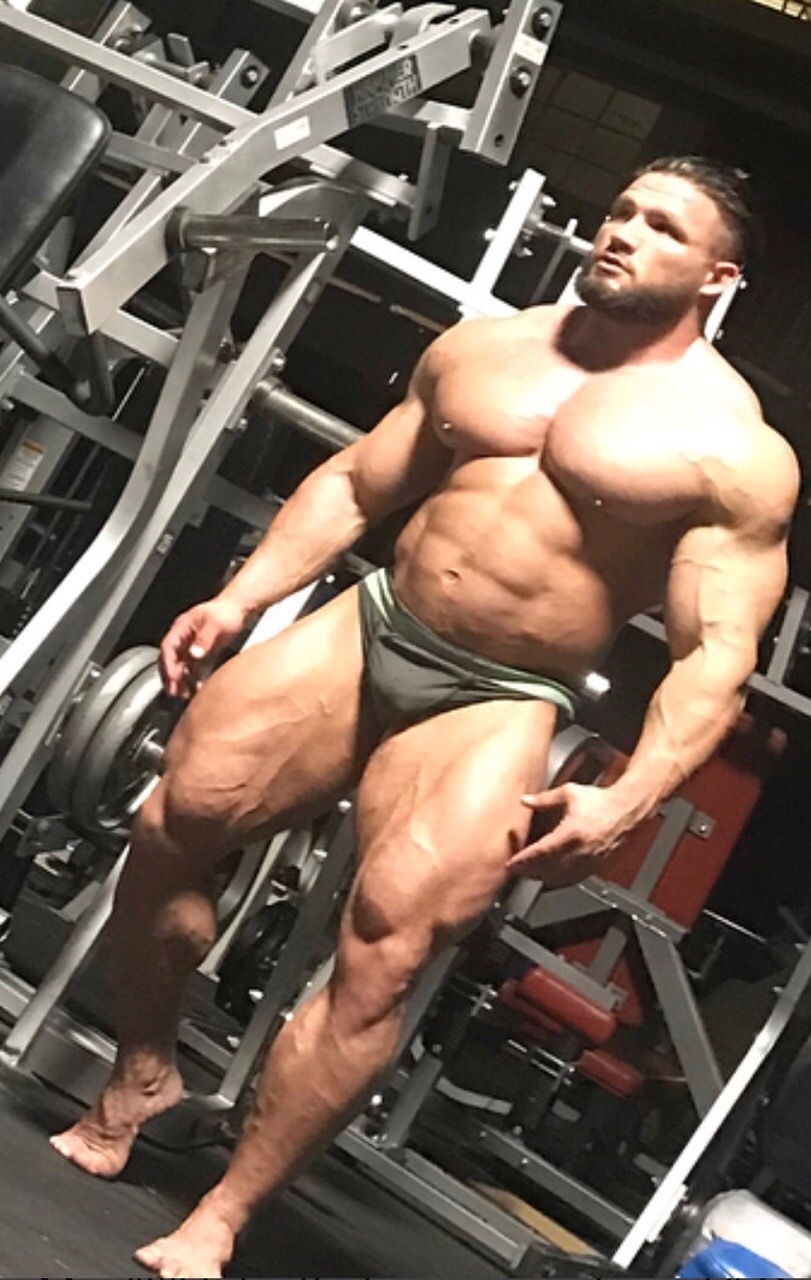 roidedmusclepig:  It’s so satisfying for you. Submitting to men using that roided