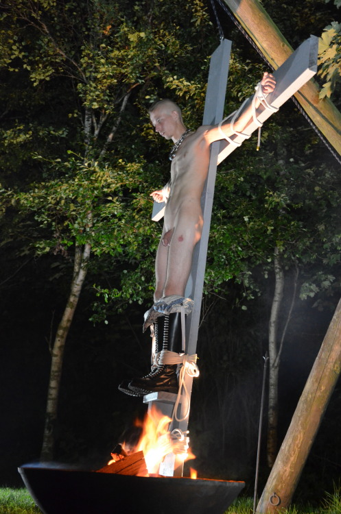skinssoish:  barelederratte:  evilpigboyla:  skinheadboots:  demonzachh88:  SSooo FFuKKKing HHOT //  SSIEG FFUKKKIN HHEIL  o/o/o/  SH SH MMMMMMMMMMMM fucken luv his BootSS  I’d love to be the one on the cross!  //88  SSo will ichh SSoi ffür meinen
