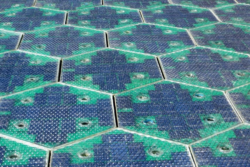 jell0-kitty:  imthenic:  sixpenceee:  Solar Roadway’s crazy plan to replace America’s