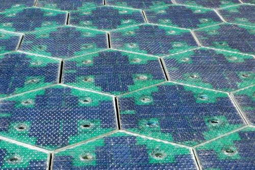 sixpenceee:Solar Roadway’s crazy plan to replace America’s roads with solar panels has always been m