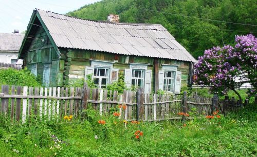 blog2collectionsanfavs:While looking back on some old post today, I came across this cute little cabin (originally posted in 2016) just had to post it again. See more like this at https://blog2collectionsanfavs.tumblr.com/ thanks.