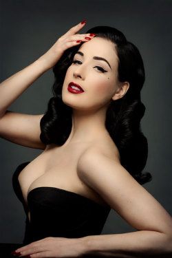 myohmyridiculous:  Dita Von Teese, can I