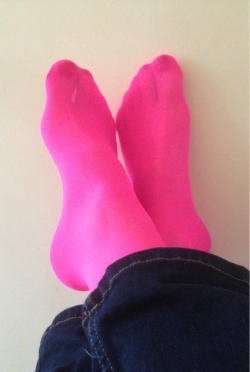 sheerklaudia:  Bright pink feet 😃 