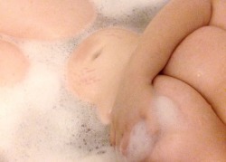 cream-and-sugarr:  Fuck it I deleted this because it only got 2 notes but I love this pic and I love baths and it’s my aesthetic so I’m posting it again. So please enjoy my chubby body in the bath😇💕