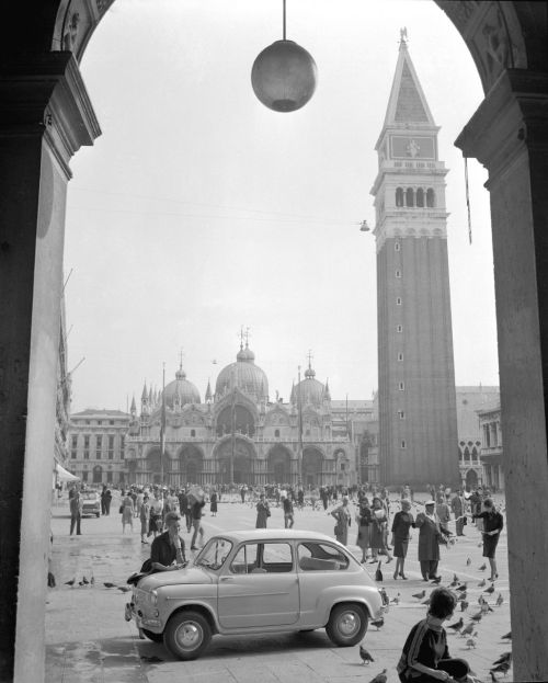 fabforgottennobility:La Fiat 600 (in Piazza San Marco a Venezia)