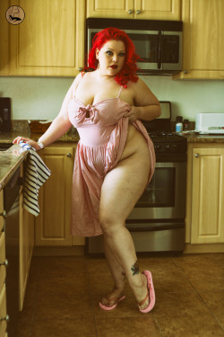 kickingoffmyheels:  BBW in the kitchen wears flip flops and points her toe https://kickingoffmyheels.findrow.com @TheAprilFlores 