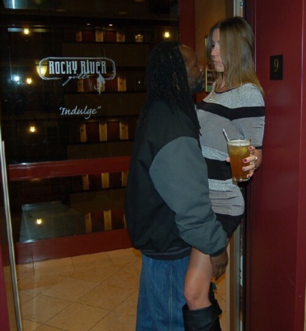 sanspanties:  I need to find this bar.