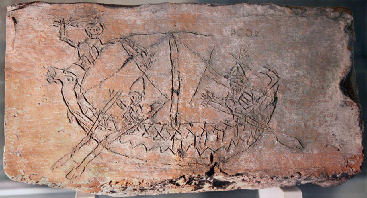 n u2014 رسم أحد الأطفال قارب على قطعة من الطين. تم العثور