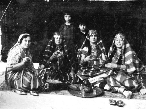 ofskfe:Libyan Jewish women drinking tea in traditional clothes. Photo by Orr Shalom.Tea drinking is 