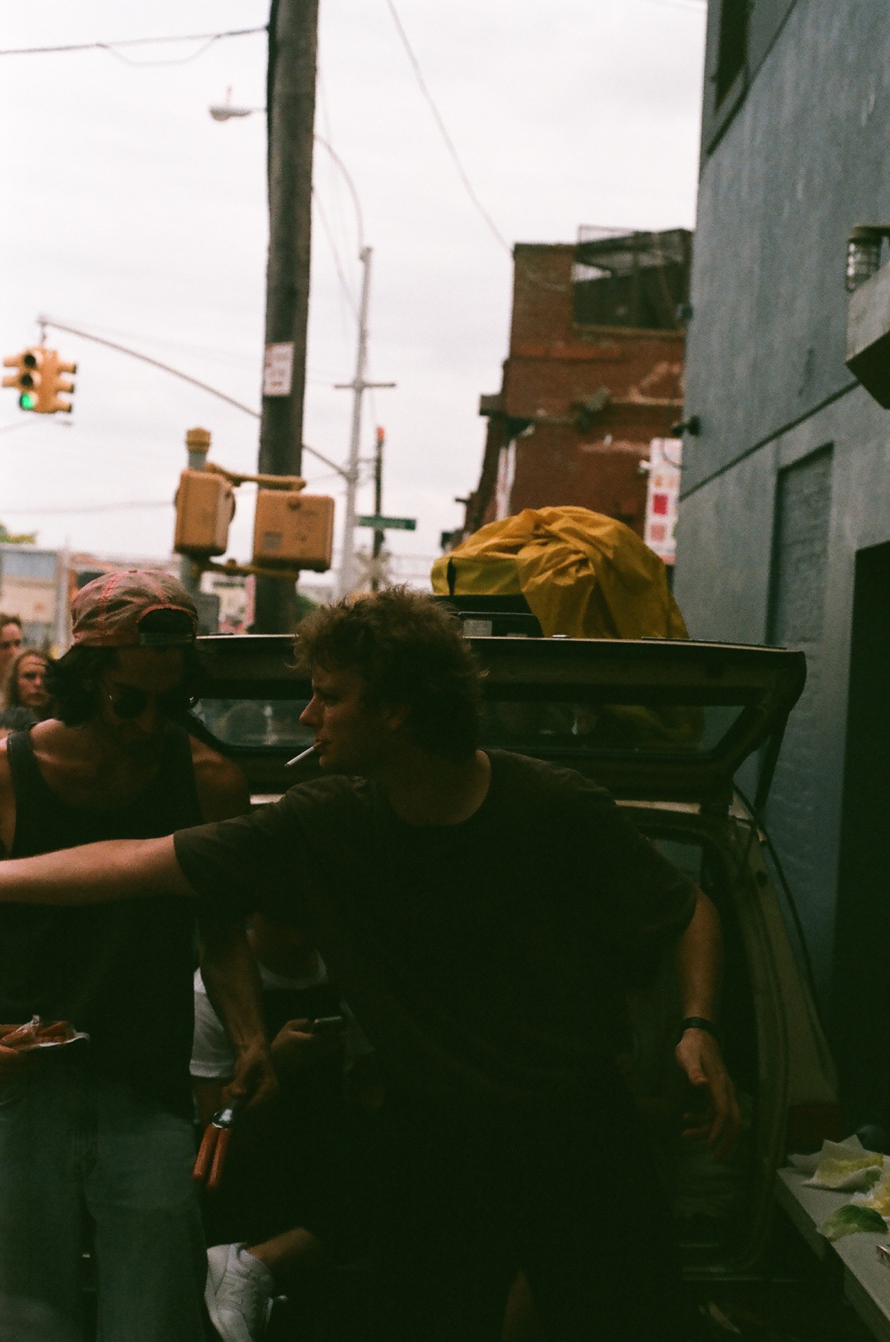 kristinpowellphotodiary:  Mac Demarco handing out hotdogs from the back of his trunk