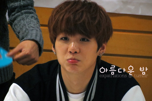 xiuplum:bdsmom:officialbangtantrash::131102 방탄소년단 종로 팬싸인회 - SUGA/슈가Look at this throwback non-whitew