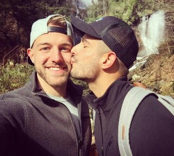 fuckyeahdudeskissing:  Fuck Yeah Dudes Kissing.