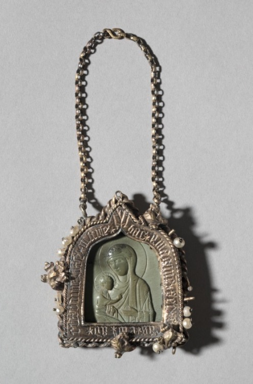 opencommunion:12th century Byzantine soapstone pendant icon in a 14th century German pearl-studded s