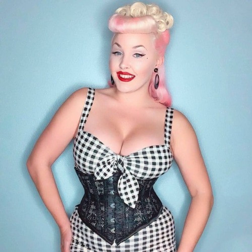 espartilhos:  #Repost @orchardcorset •  •  •  •  • So sweet 🍒🍦😙 #Repost @kirstieleroux (@get_repost) ・・・  Earrings from @insomniac_creations  Dress from @forever21  Lipstick from @besamecosmetics  Lashes from @thevintagecosco