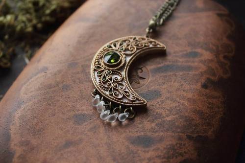 ENG: Soon this pendant-moon with Swarovski crystal, appears in my Etsy shop: CREATIVEMOSS.  The mobi