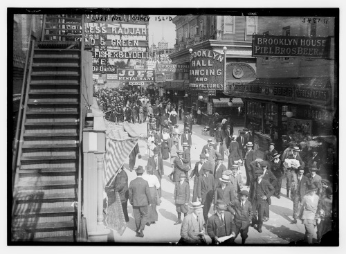 Surf Avenue, Coney Island. New York, 1904-1915.