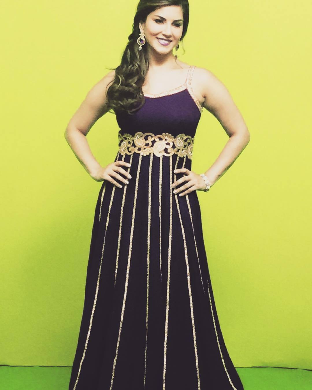Thanks @poonamskaurture for this outfit used in my teen pati game by sunnyleone