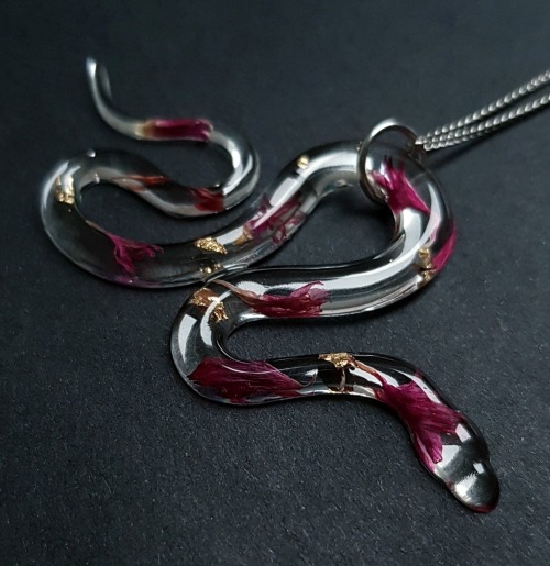 sosuperawesome:Resin Snake JewelrySilver and Moss on Etsy