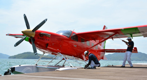 飛ばねえ豚は…宮崎駿監督ら監修、水陸両用機が離陸スタジオジブリの名コンビが帰ってきた――。宮崎駿（はやお）監督と鈴木敏夫プロデューサーがデザインした特別塗装の飛行機が１０日、広島県尾道市にお目見えした