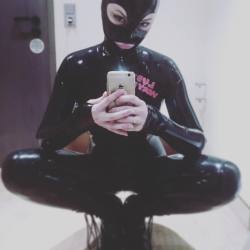laruine88:  So sad,… Latextrem weekend is over,… Already miss my rubber friends again 😢 hope to see them soon! ❤️ #lubywayne #latexgirl #rubbergirl #latexfetish #lubricant