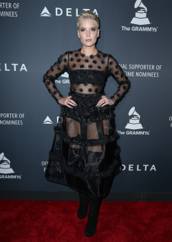 More : http://lesfillesdemarue.blogspot.fr/2017/02/halsey-en-collants-sur-le-tapis-rouge.html