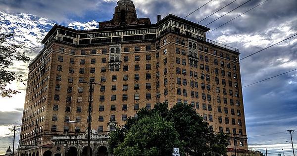 stripper-queen:  beautyofabandonedplaces:  http://imgur.com/r/AbandonedPorn/4Xg8R