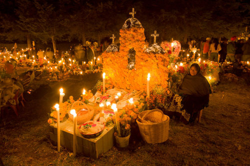 Dia de los Muertos—Day of the Dead, —is a holiday that spans November 1 and 2nd.Don’t confuse Dia de