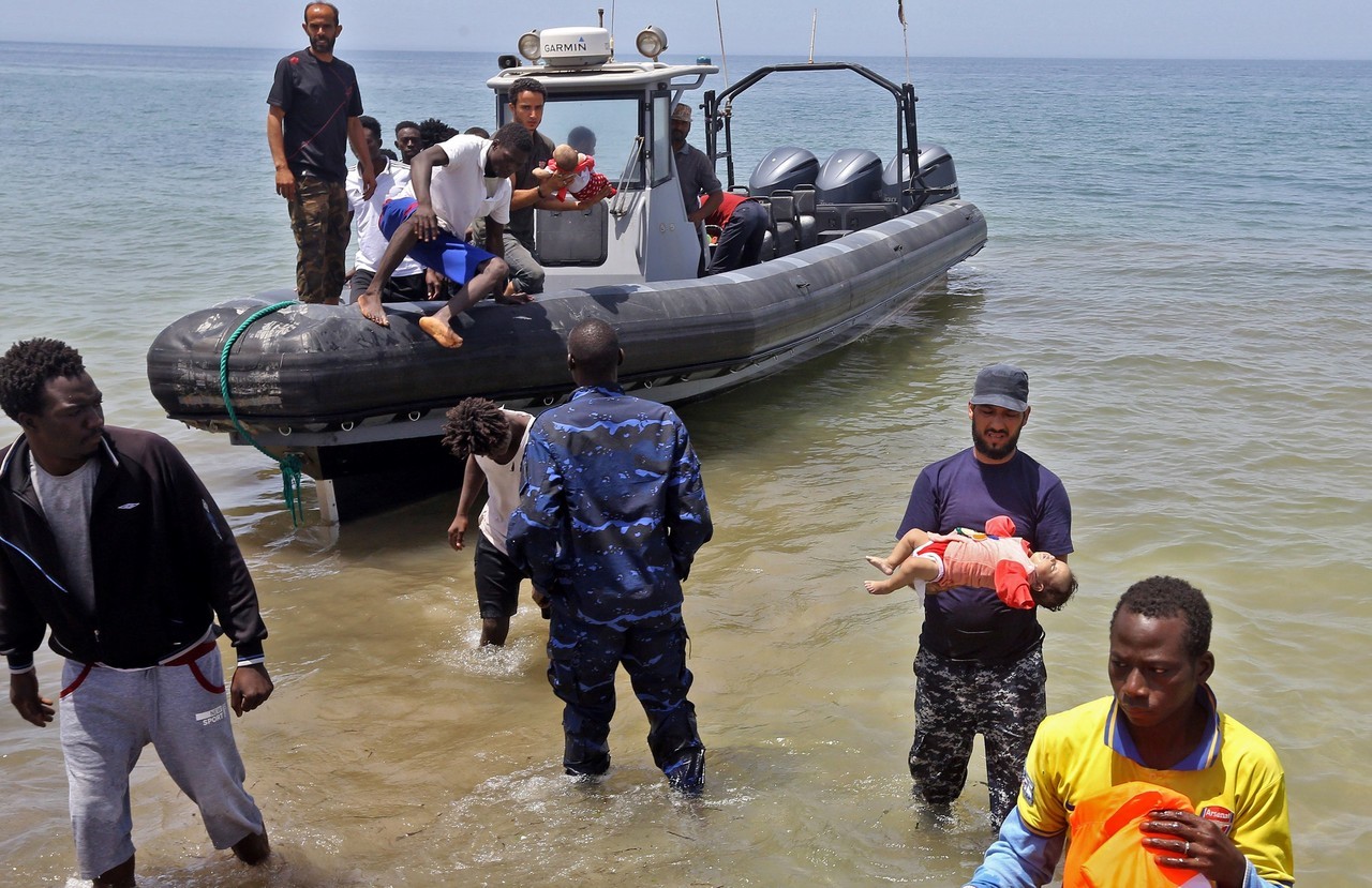 NAUFRAGIO. Miembros de las fuerzas de seguridad libias transportan los cadáveres de bebés mientras los migrantes que sobrevivieron al hundimiento de un bote inflable frente a las costas de Libia son llevados a tierra en al-Hmidiya, al este de la...