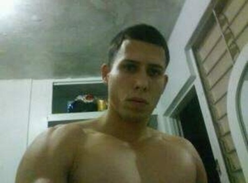 chilenosdebadoo:  Gabriel, mijito rico con buen cuerpo y una enorme verga de 29 años.