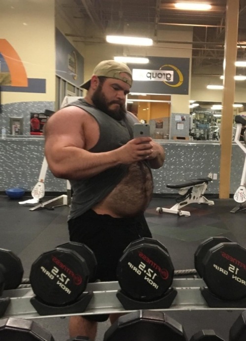 bigbellyboiz:Gym bear, nicely beefy and bellied. Grrrrrrrrrrrrrr. 