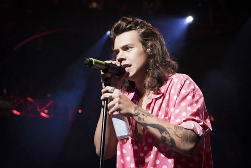 tcmlinsonlouis: ☆..:*・°☆    pink polka dot shirt    ☆..:*・°☆