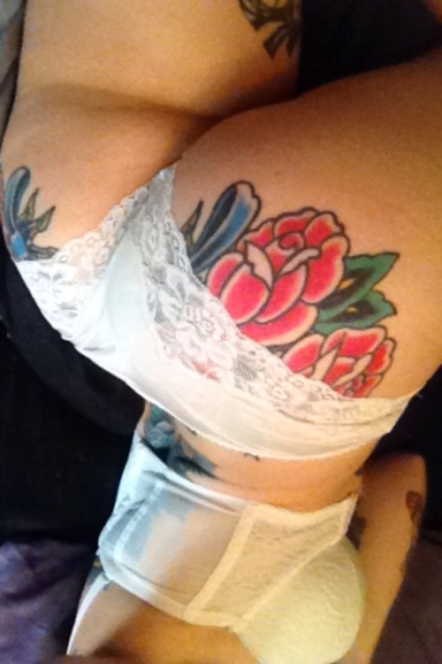 signsignified:  White is nice and my baby is working hard to keep this ass fat.