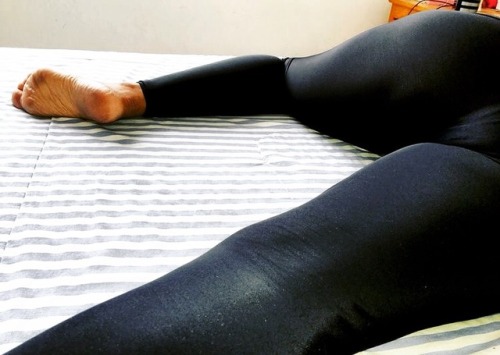 felipeseptimo: Dirty sole and sweaty yogapants. By Felipeseptimo deewiper-pantyhose.tumblr.co