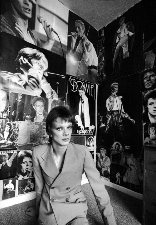 allaccessproject:ALLACCESS-INSPIRATION / FANS IIBOWIE’s FAN IN HIS BEDROOM. PHOTO © KEVIN CUMMINS
