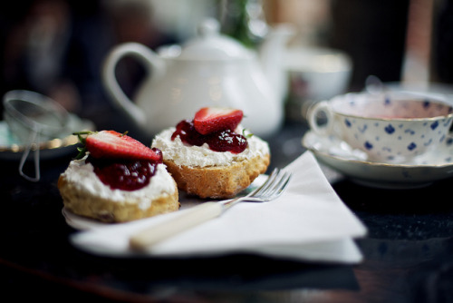 convexly:Scones at The Hidden Lane Tea Room by Ashley Baxter on Flickr.