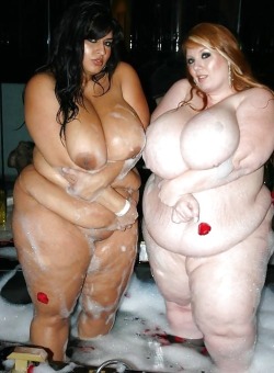 garyplv:  zdroje5:  Bath sisters  √  Che bella coppia di ciccione&hellip;una tonnellata di sesso