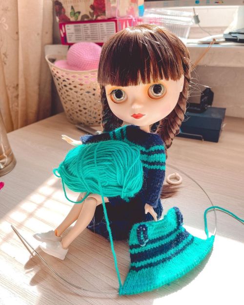  . . . #blythe #knittersofinstagram #blablablythe #etsyowner #dollstagram #dollsclothes #blythecloth