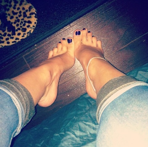 kushcupcake4: well anon wanted to see a pic of my little feeties lol why not … nice feet kush