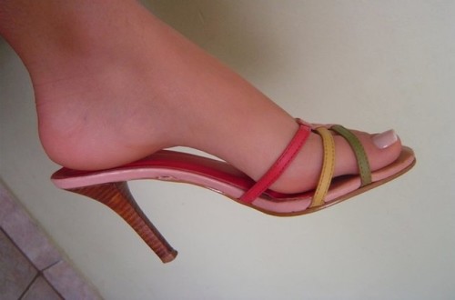robbiecwhitt: Pretty feet and women feet www.ffqueens.com/