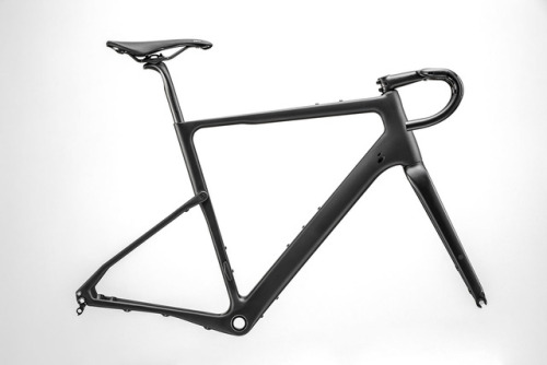 strange-measure:Cannondale Topstone Carbon gravel bike rolls a new frame with Kingpin rear suspensio