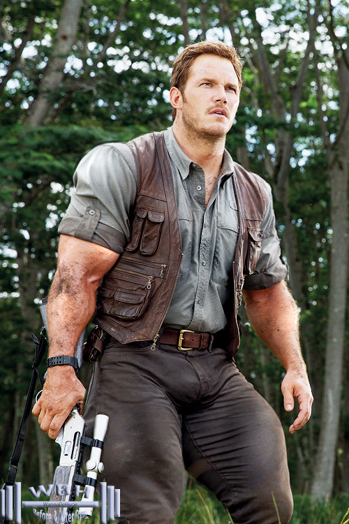 official-wannabehuge:  1. Chris Pratt Raptor adult photos