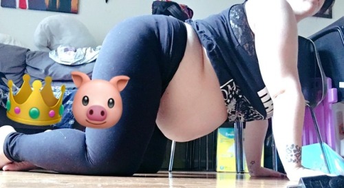 pregnantpiggy:Belly is getting round porn pictures