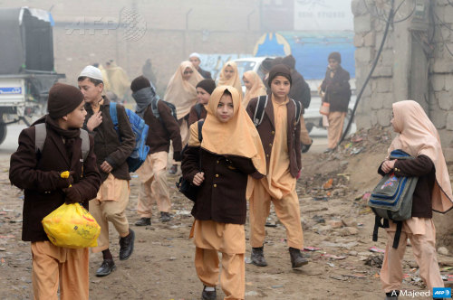 afp-photo:PAKISTAN, Peshawar : Pakistani children arrive at their school in Peshawar on December 20,