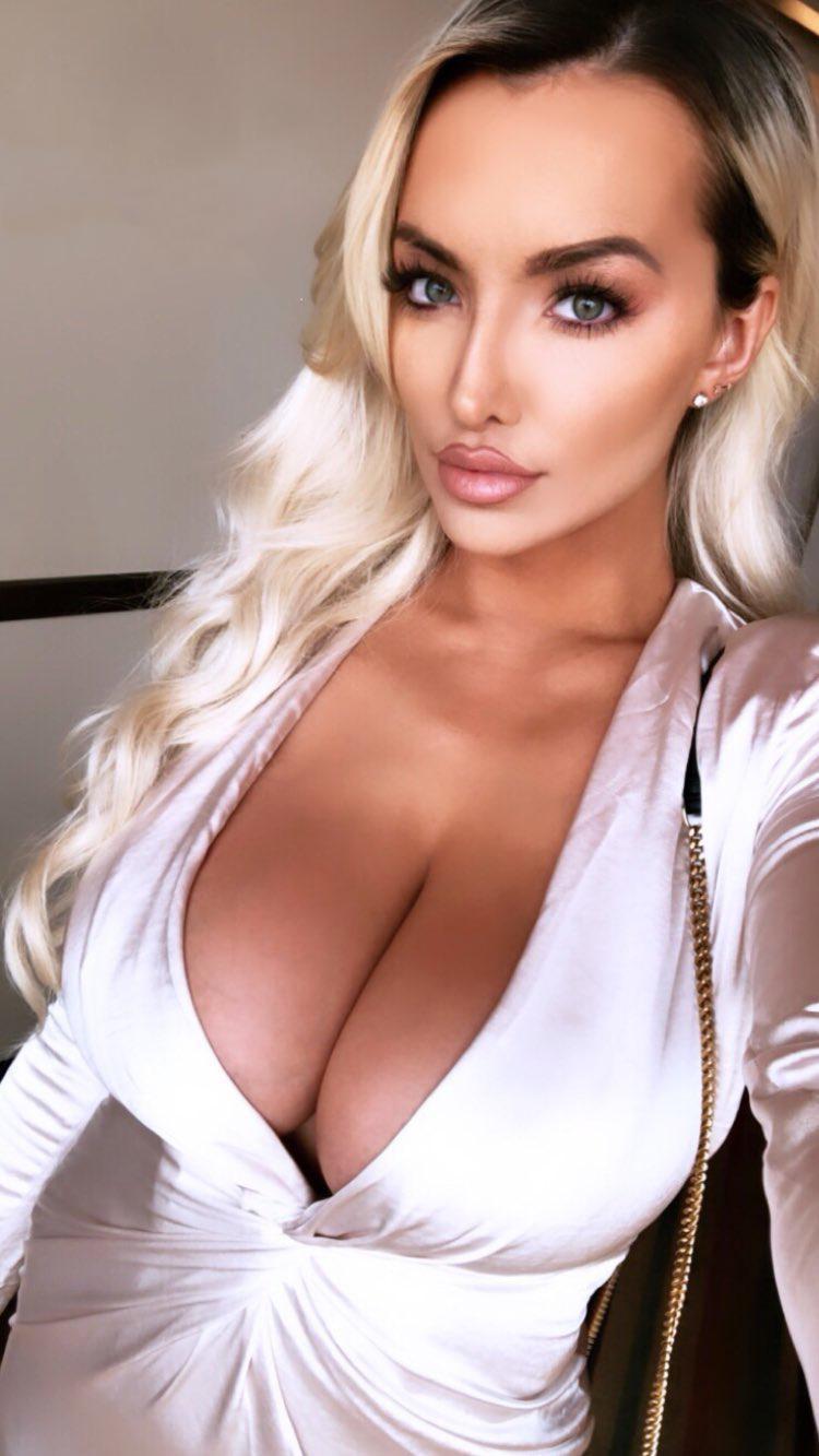 therocksbuddy:  Lindsey Pelas…thirsty right now 😍😍😍