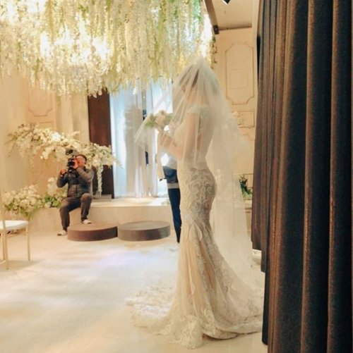 salv-adorable: look at the beautiful couple omg Soyou &amp; Hani’s wedding looked amazing 