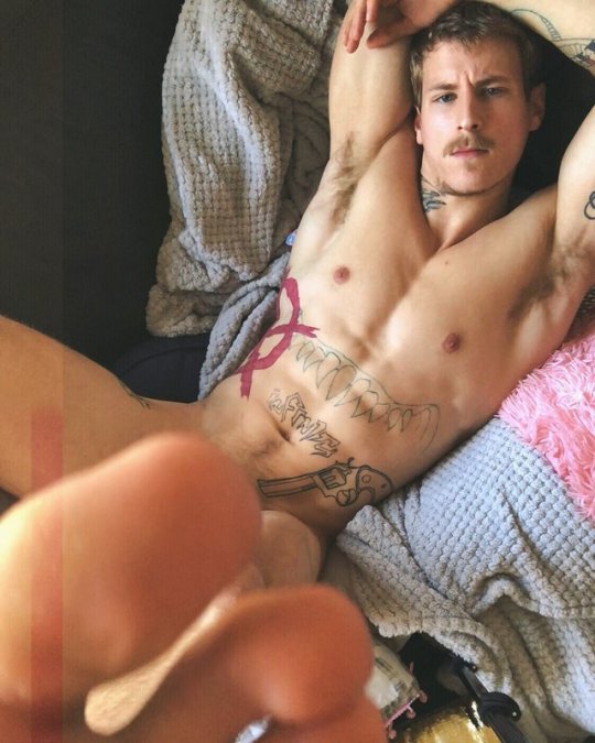 simplyhunks:  Alec stroking and blowing a load