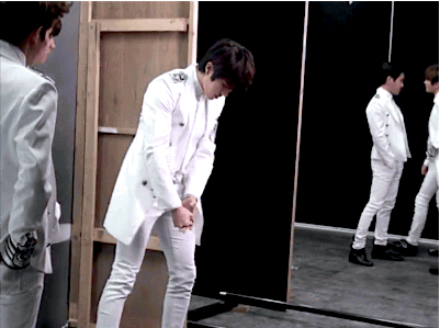 thegifmill:  Sungyeol showing off his mime skills.