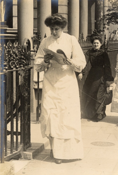 spicyhorror: Candid photographs of women on the streets of London taken by Edward Linley Sambourne, 