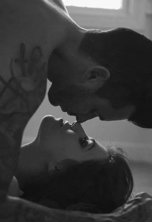 edgeofsensuality:  Breath catches as he leans in to kiss you, feeling the heat of