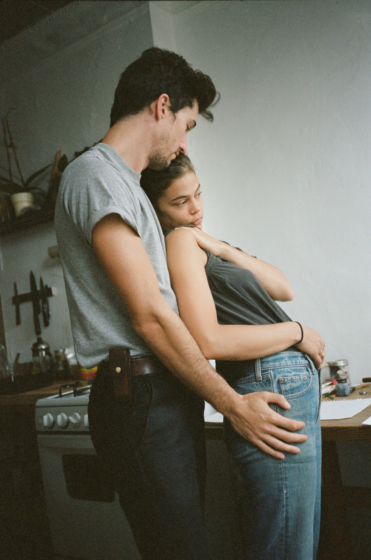 blackcubs:  georgiahilmer:  Lexie and Eric at home, film  I love this 